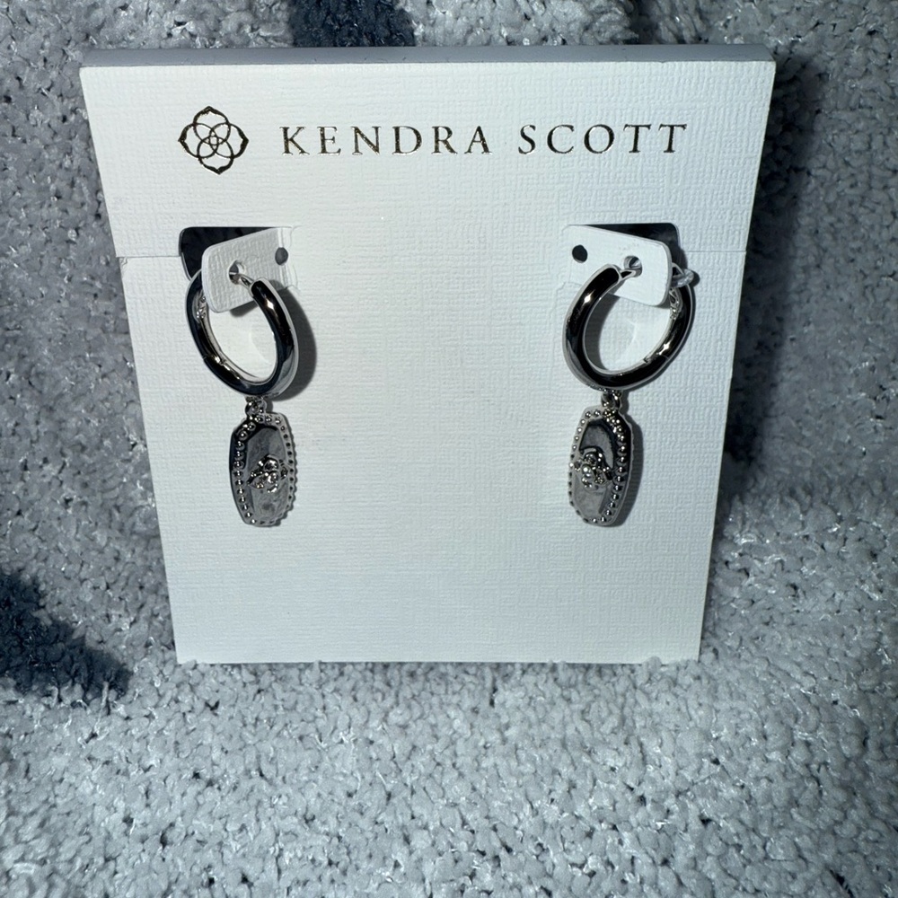 NWT Kendra Scott Silver Earrings
OPEN TO OFFERS